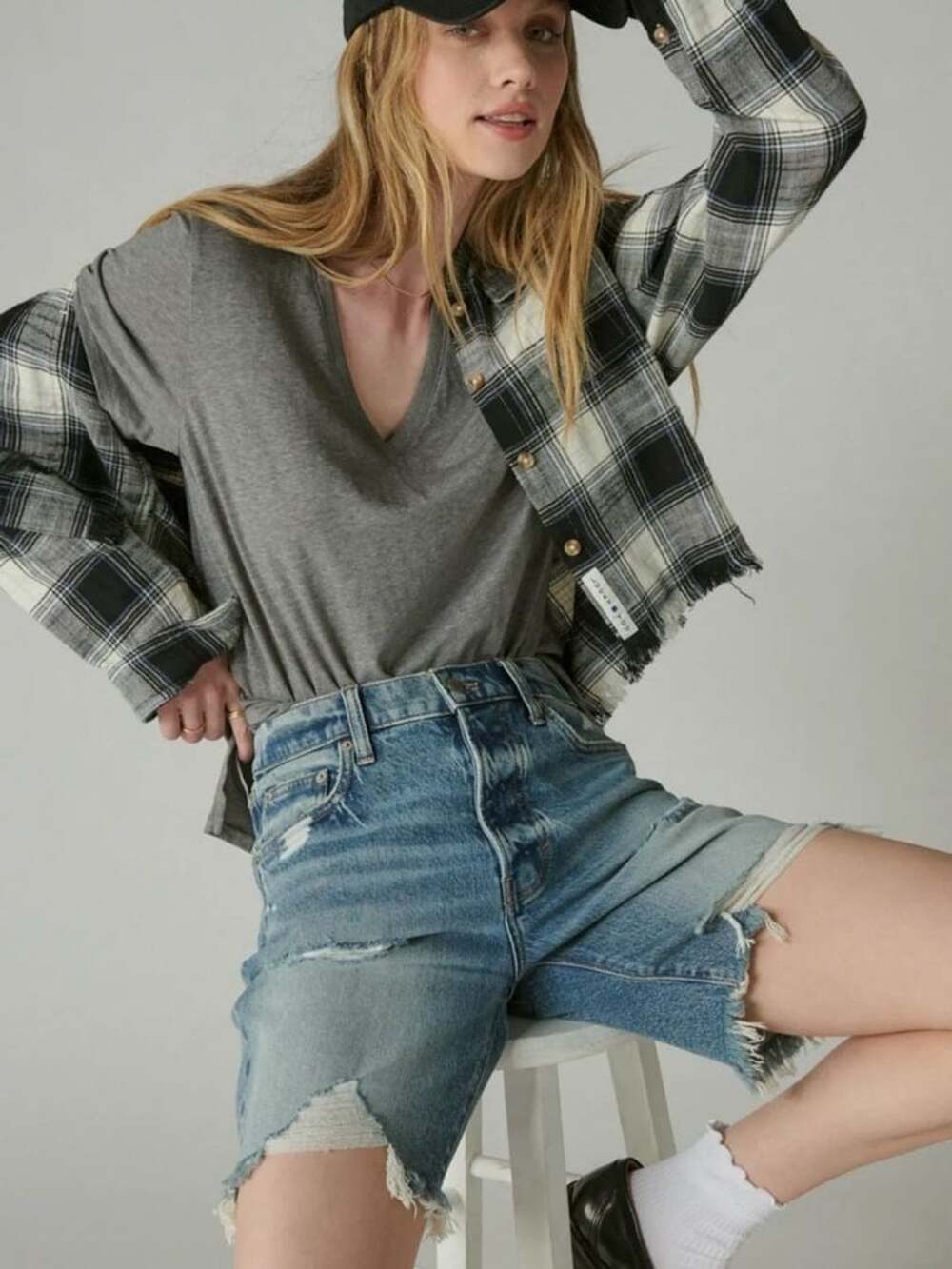 Lucky Brand 90s Loose Short Size 10/30 Distressed Denim
